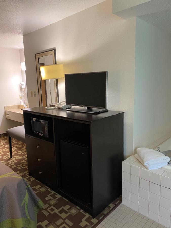 Super 8 By Wyndham Independence Ia Hotel Exterior foto