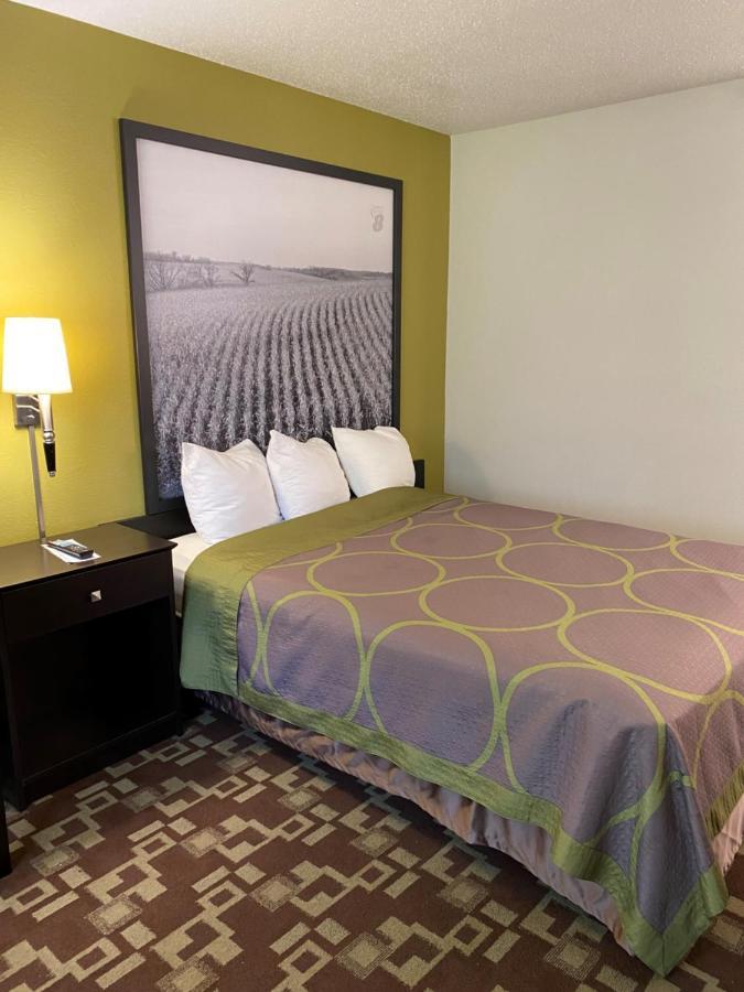 Super 8 By Wyndham Independence Ia Hotel Exterior foto