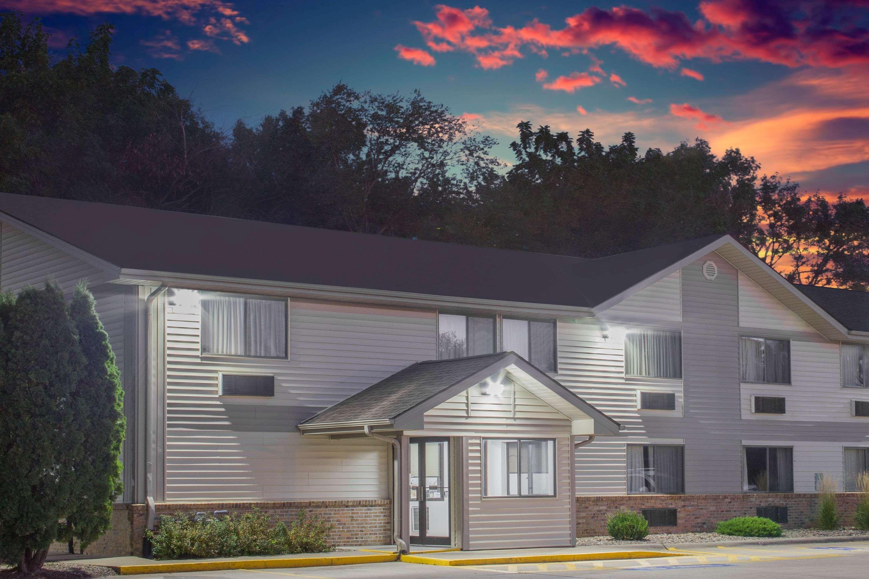 Super 8 By Wyndham Independence Ia Hotel Exterior foto